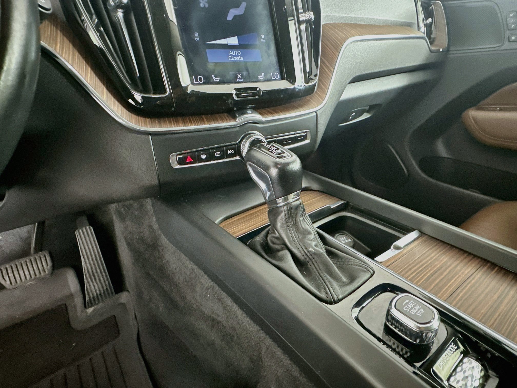 Used 2019 Volvo XC60 T5 Momentum w/ Multimedia Package FWD image 25