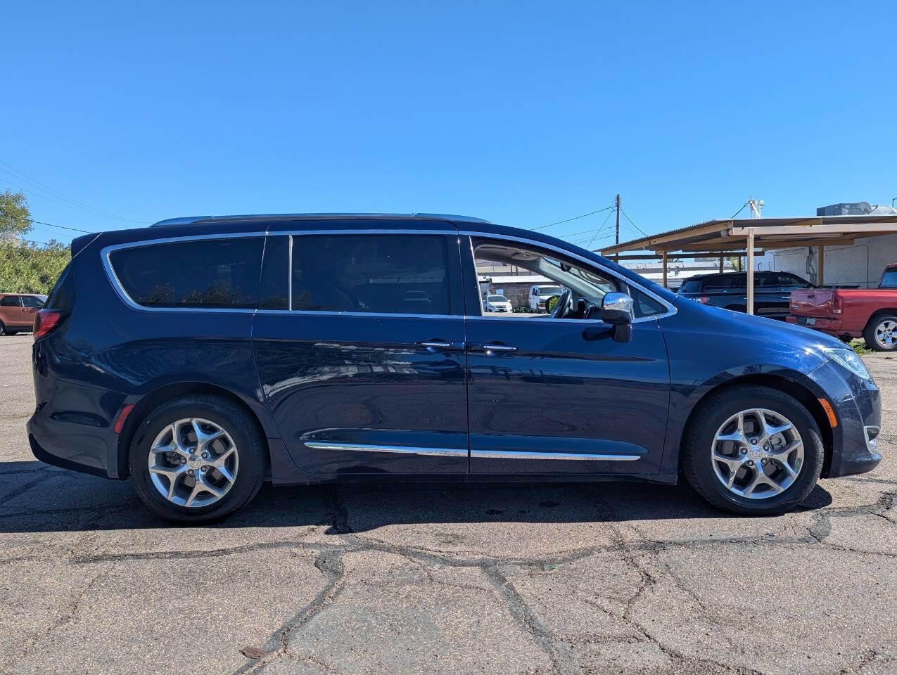 Used 2018 Chrysler Pacifica Limited image 2