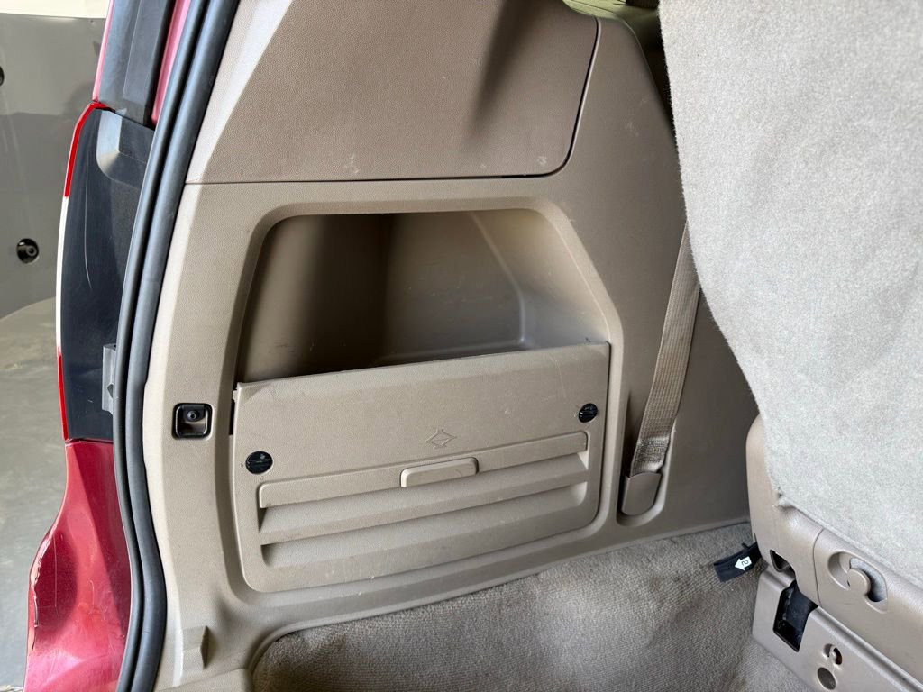 Used 2016 Chrysler Town & Country Touring-L image 57