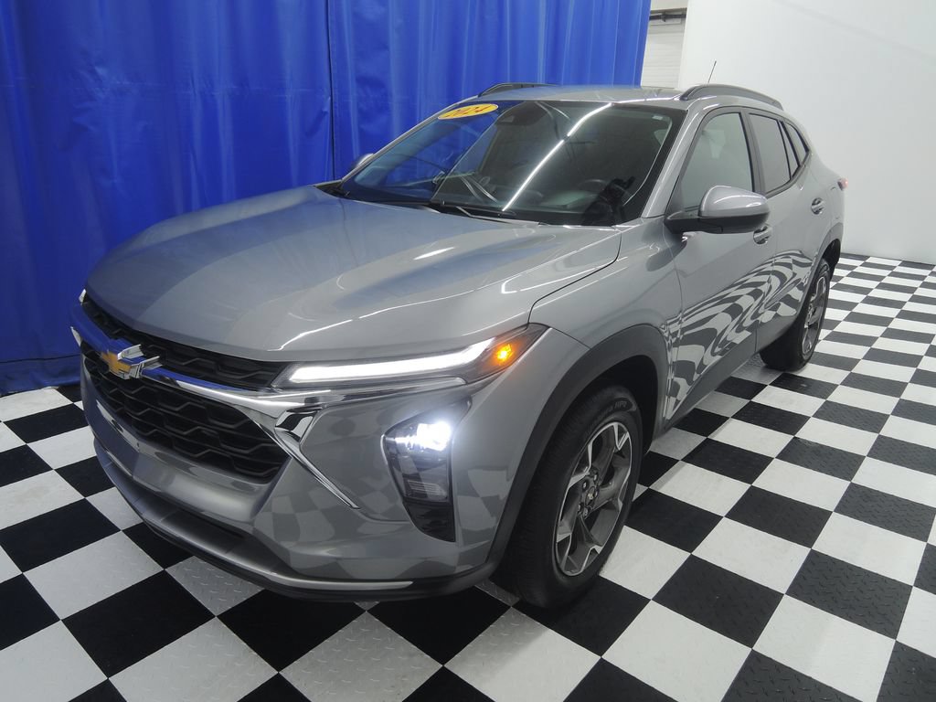 Used 2024 Chevrolet Trax LT w/ Driver Confidence Package FWD image 3