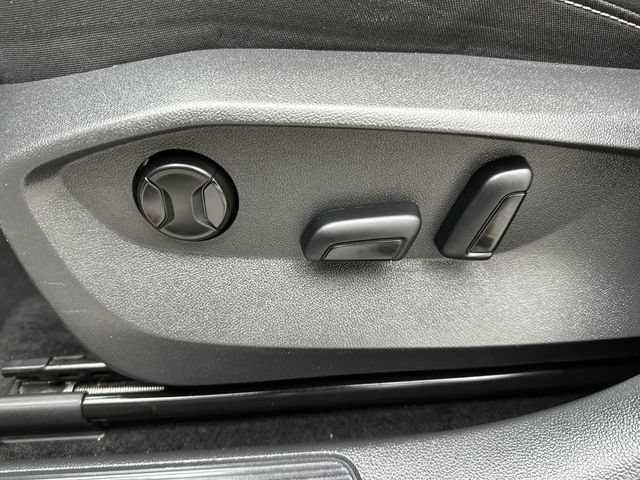 Used 2023 Volkswagen Taos SE w/ Panoramic Sunroof Package AWD/4WD image 12