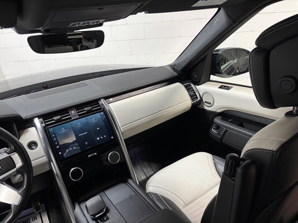 Used 2023 Land Rover Discovery Metropolitan Edition image 37
