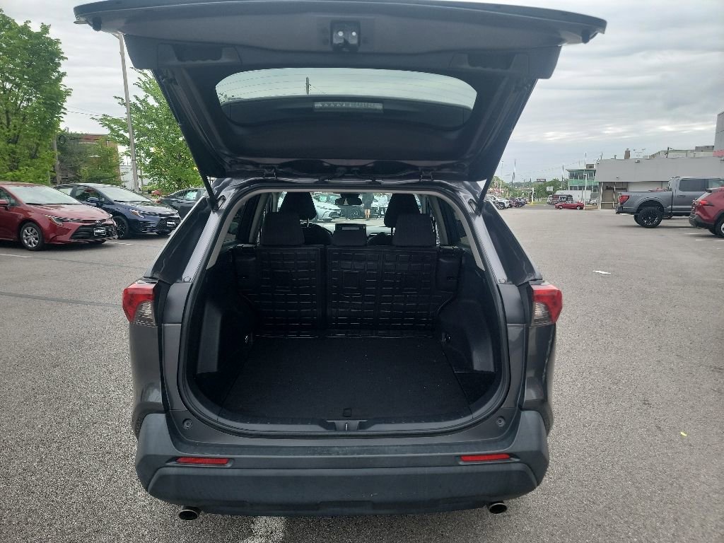 Used 2021 Toyota RAV4 LE FWD image 13