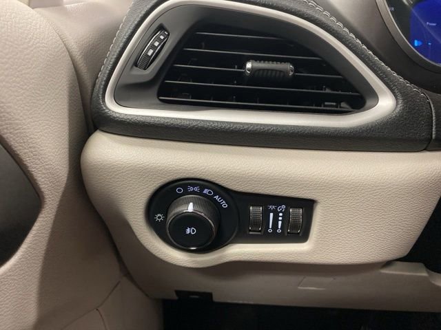 Used 2022 Chrysler Pacifica Touring-L image 18