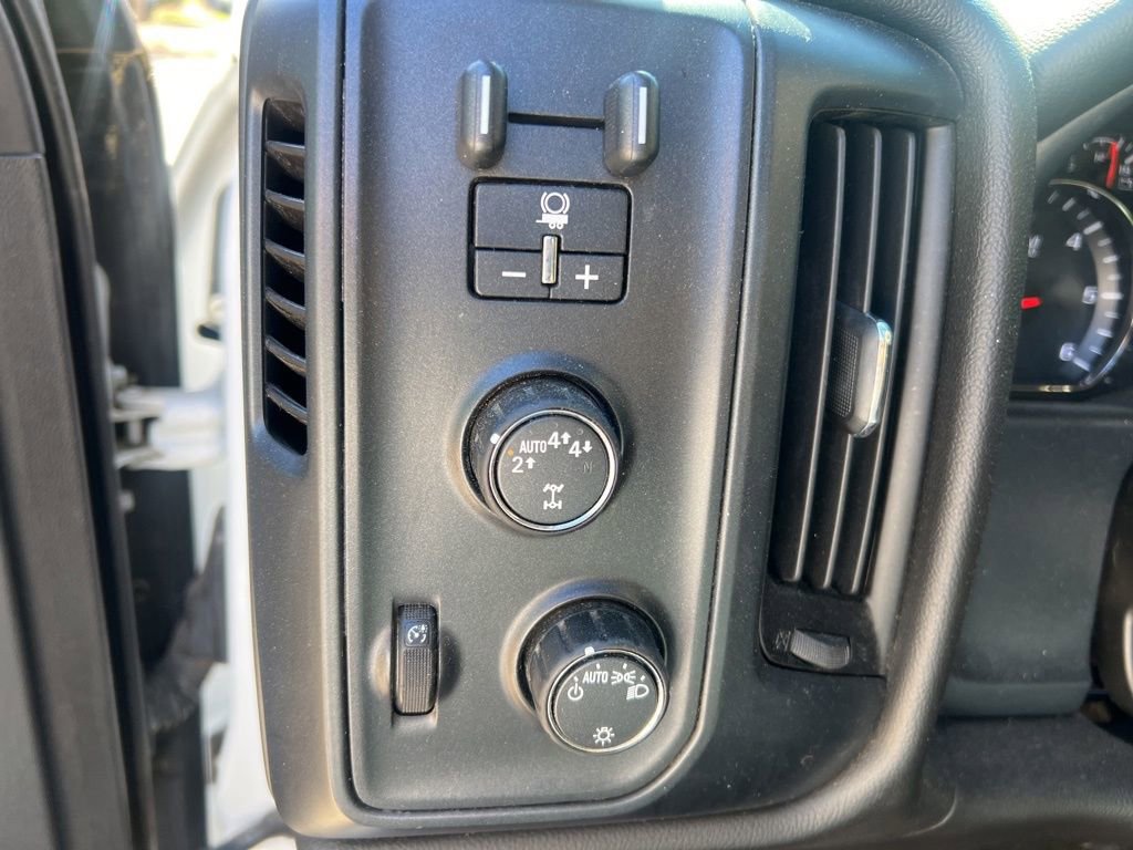 Used 2018 Chevrolet Silverado 1500 Custom w/ Custom Convenience Package AWD/4WD image 18