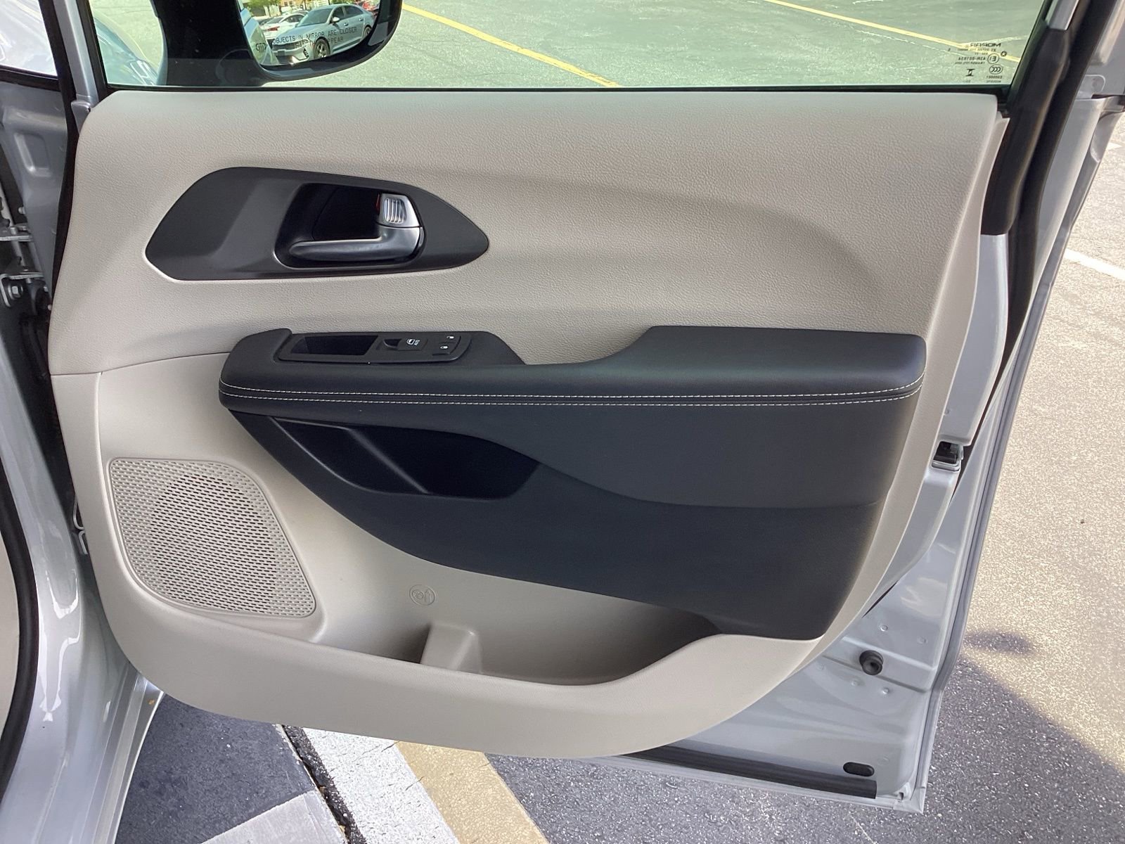 Used 2024 Chrysler Pacifica Select image 24