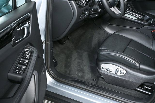 Certified 2026 Porsche Macan AWD/4WD image 8