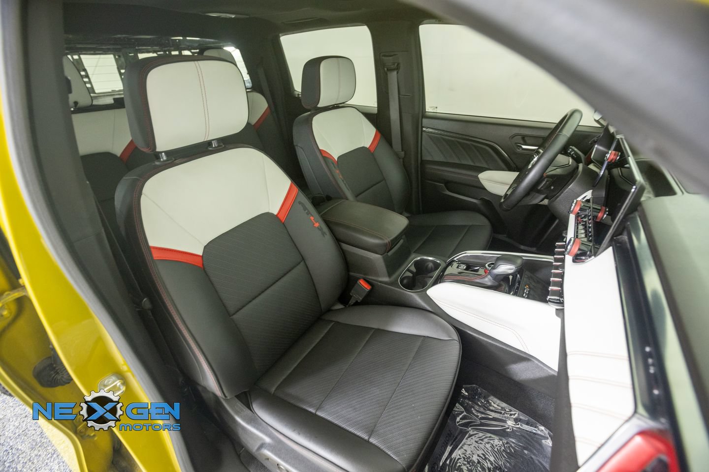 Used 2023 GMC Canyon AT4X AWD/4WD image 9