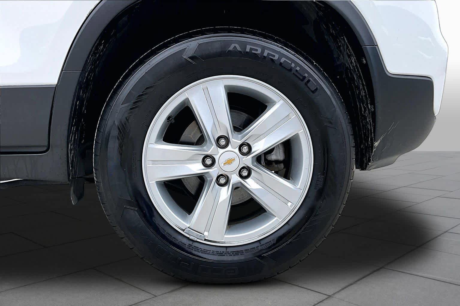 Used 2020 Chevrolet Trax LT w/ LT Convenience Package AWD/4WD image 11
