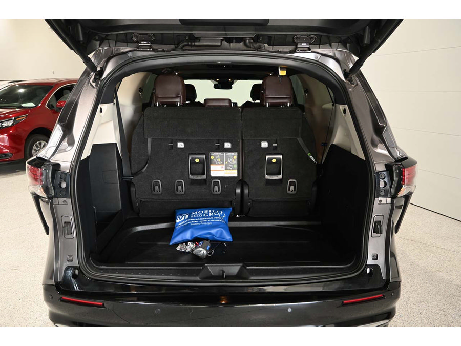Used 2022 Toyota Sienna Platinum AWD/4WD image 25