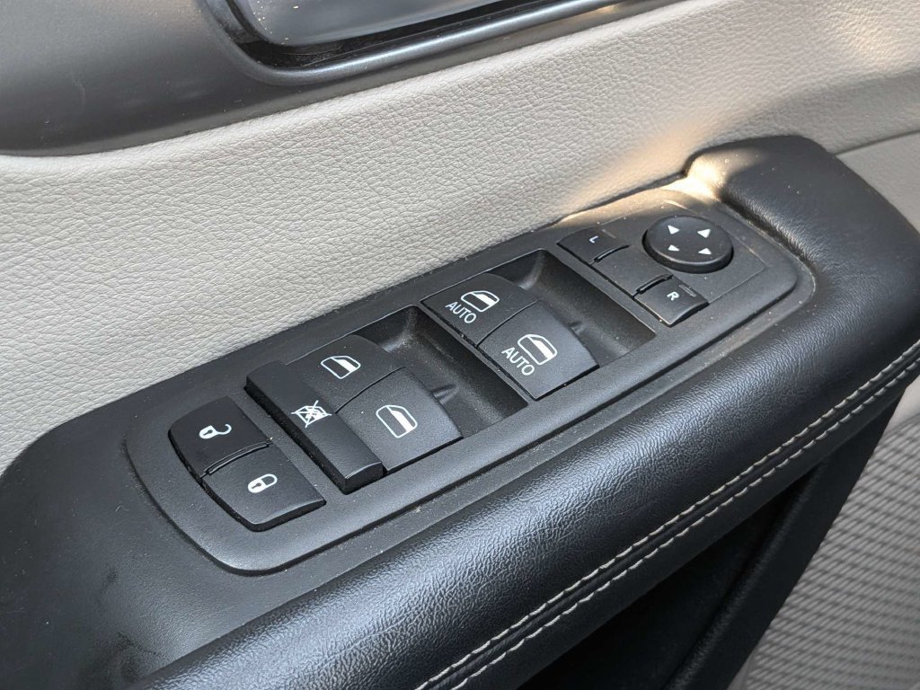 Used 2022 Chrysler Pacifica Touring-L FWD image 28
