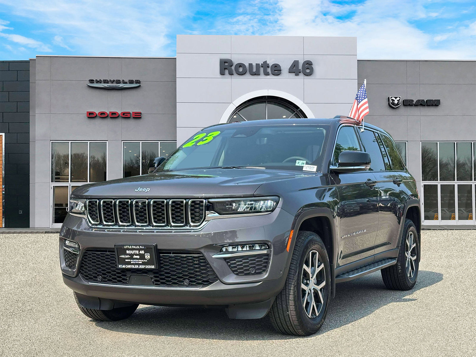 Used 2023 Jeep Grand Cherokee Limited w/ Luxury Tech Group II AWD/4WD image 2