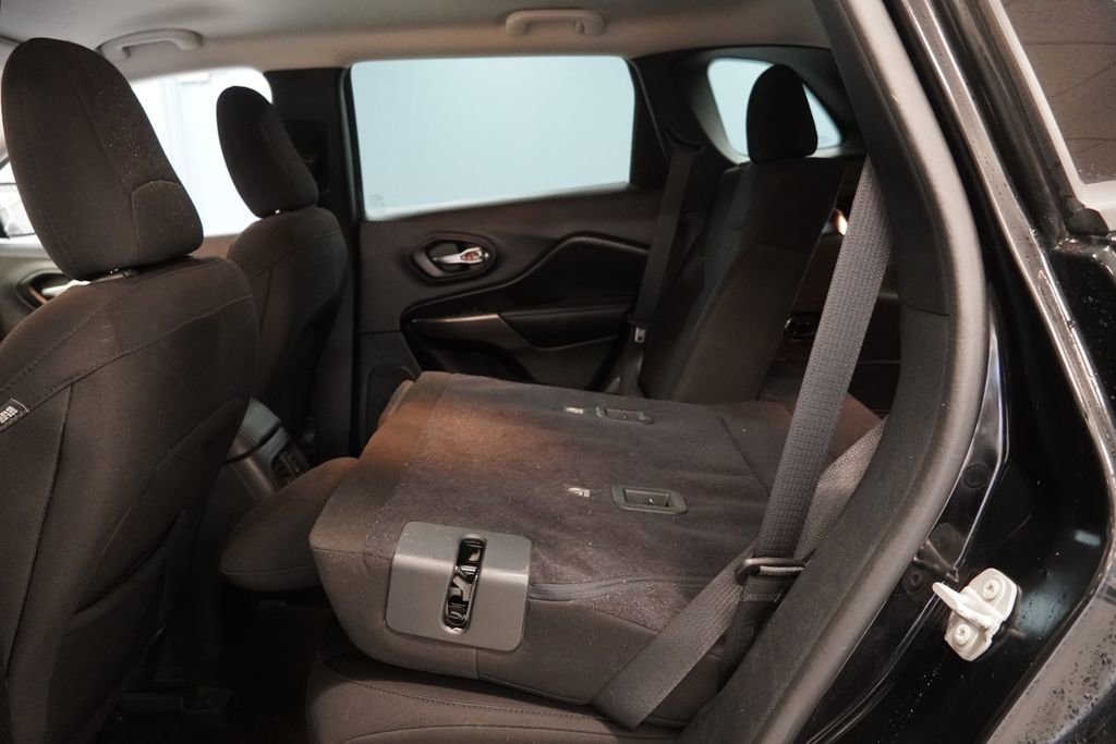 Used 2020 Jeep Cherokee Latitude FWD image 23