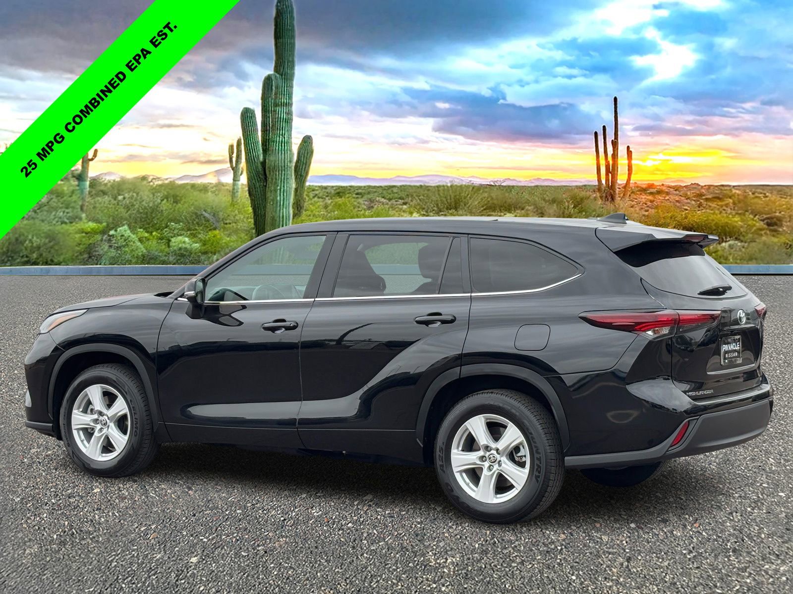 Used 2024 Toyota Highlander LE image 4