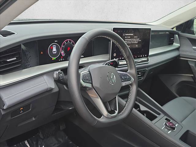 Used 2025 Volkswagen Tiguan SE image 9