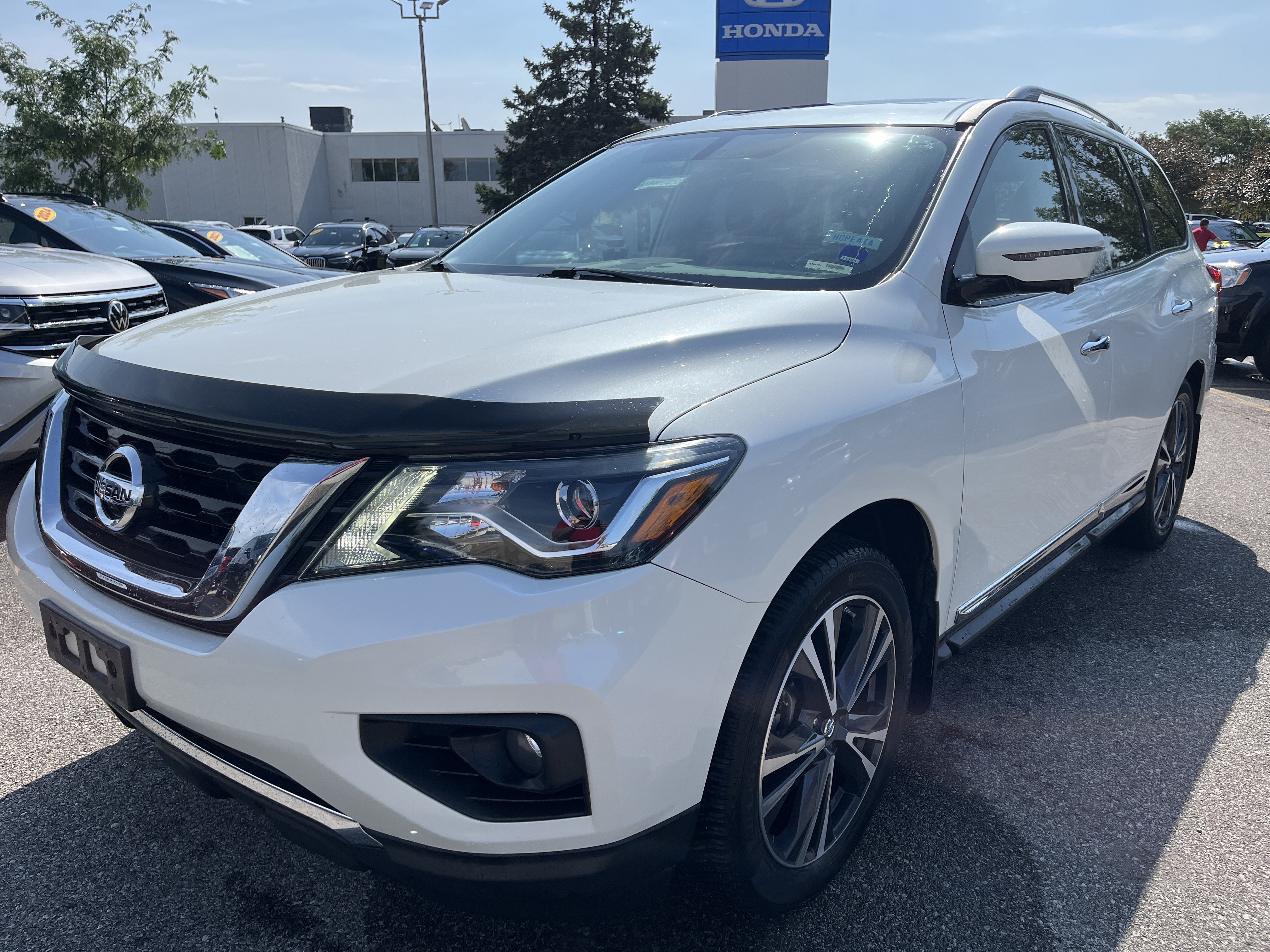 Used 2017 Nissan Pathfinder Platinum w/ Cargo Package AWD/4WD image 2