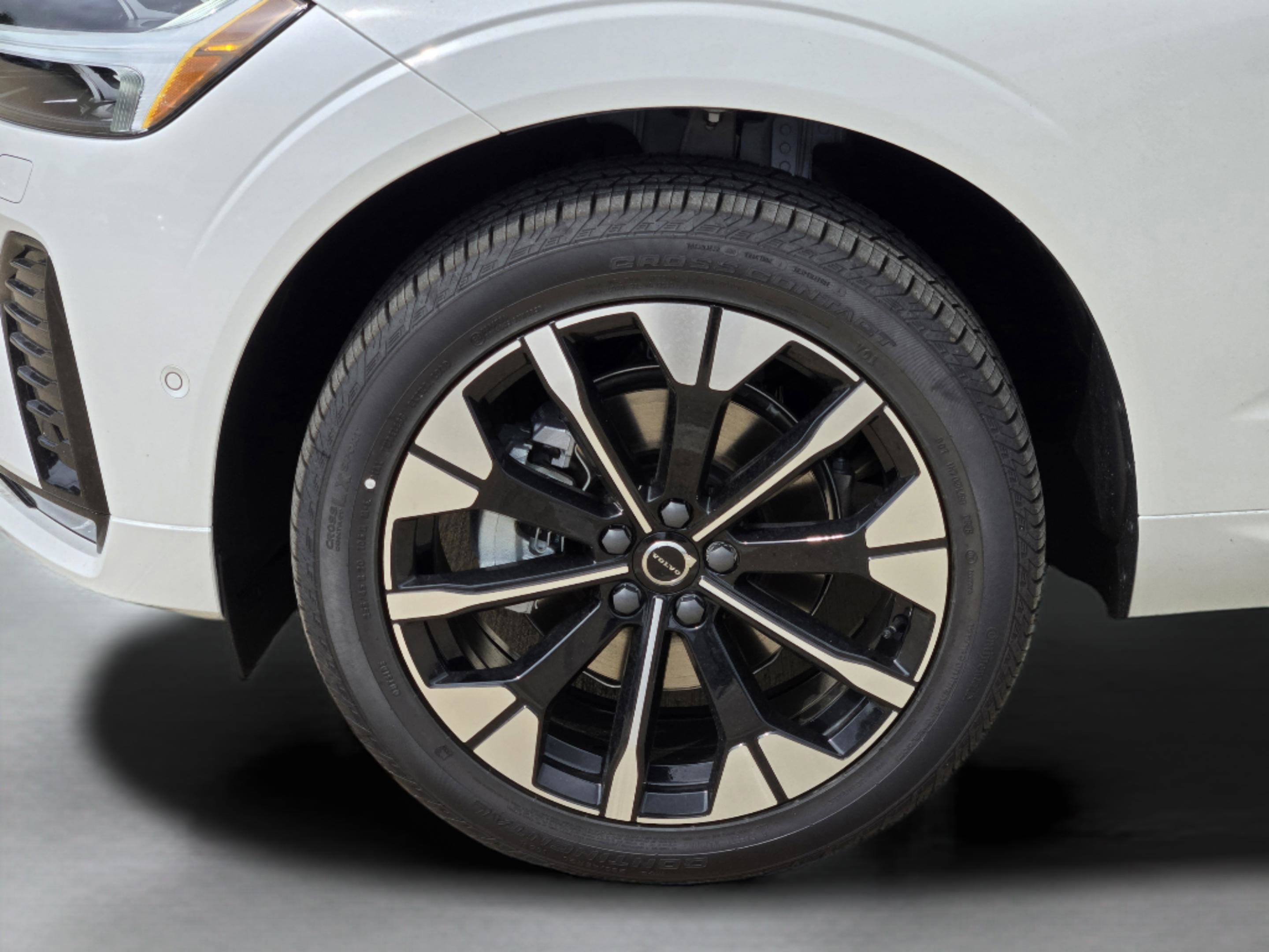 New 2026 Volvo XC60 B5 Plus w/ Protection Package Premier AWD/4WD image 28