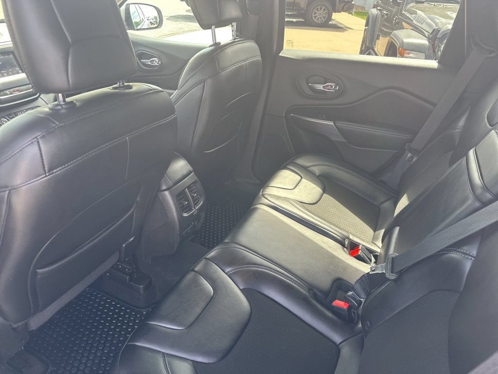 Used 2019 Jeep Cherokee Latitude Plus w/ Comfort/Convenience Group AWD/4WD image 19