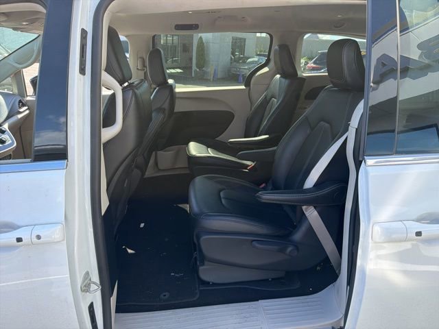 Used 2024 Chrysler Pacifica Select image 6