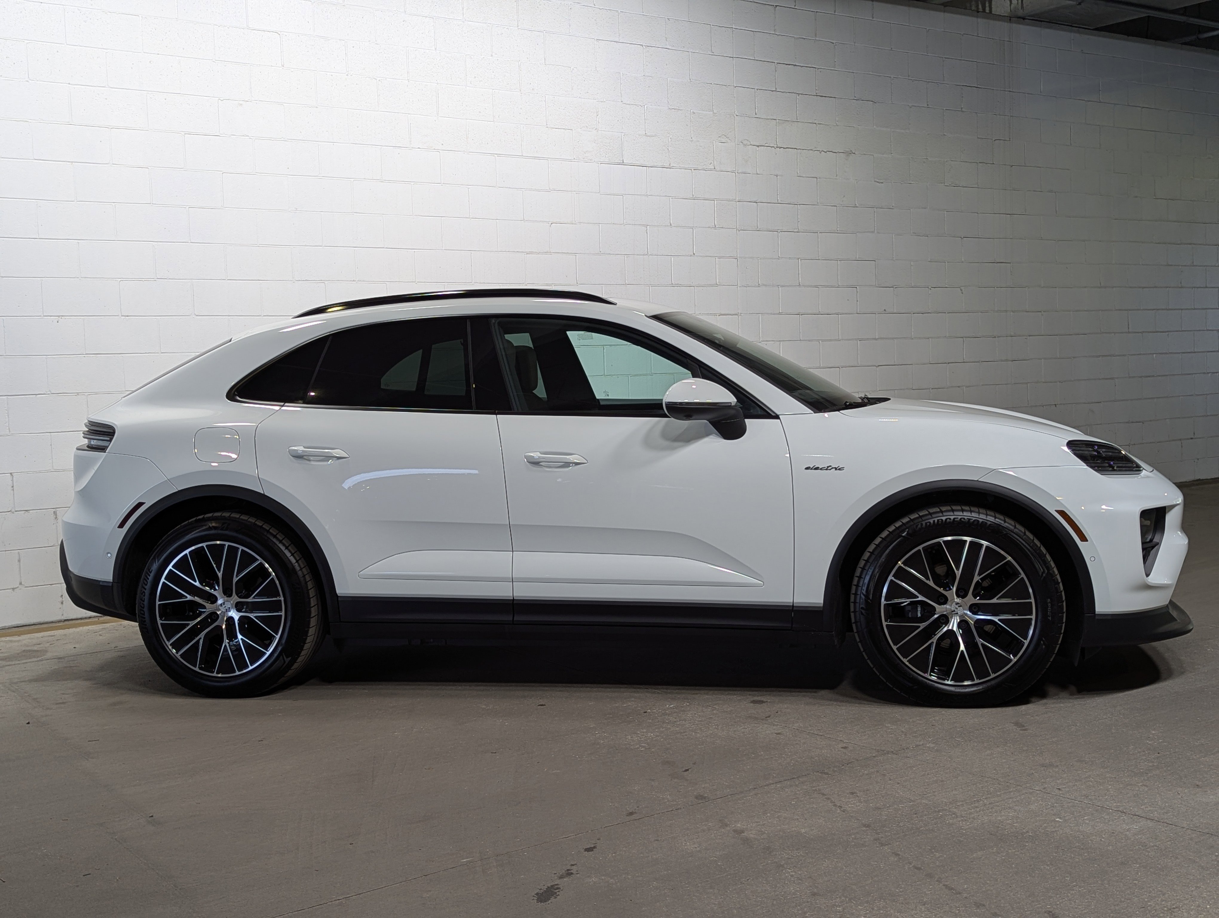 Certified 2025 Porsche Macan 4 Electric image 7