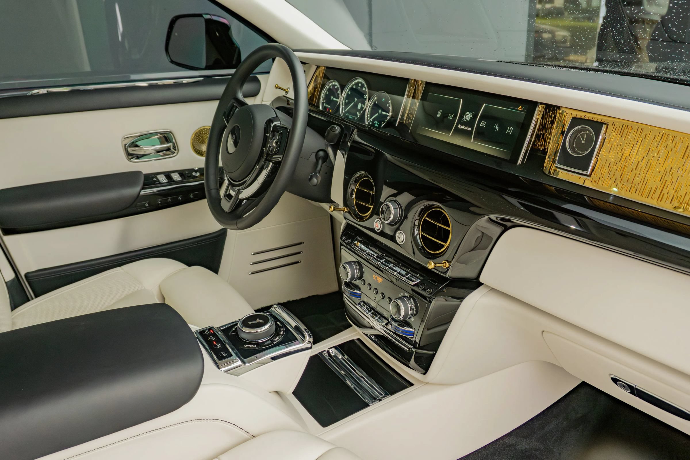 Used 2024 Rolls-Royce Phantom Sedan RWD image 14