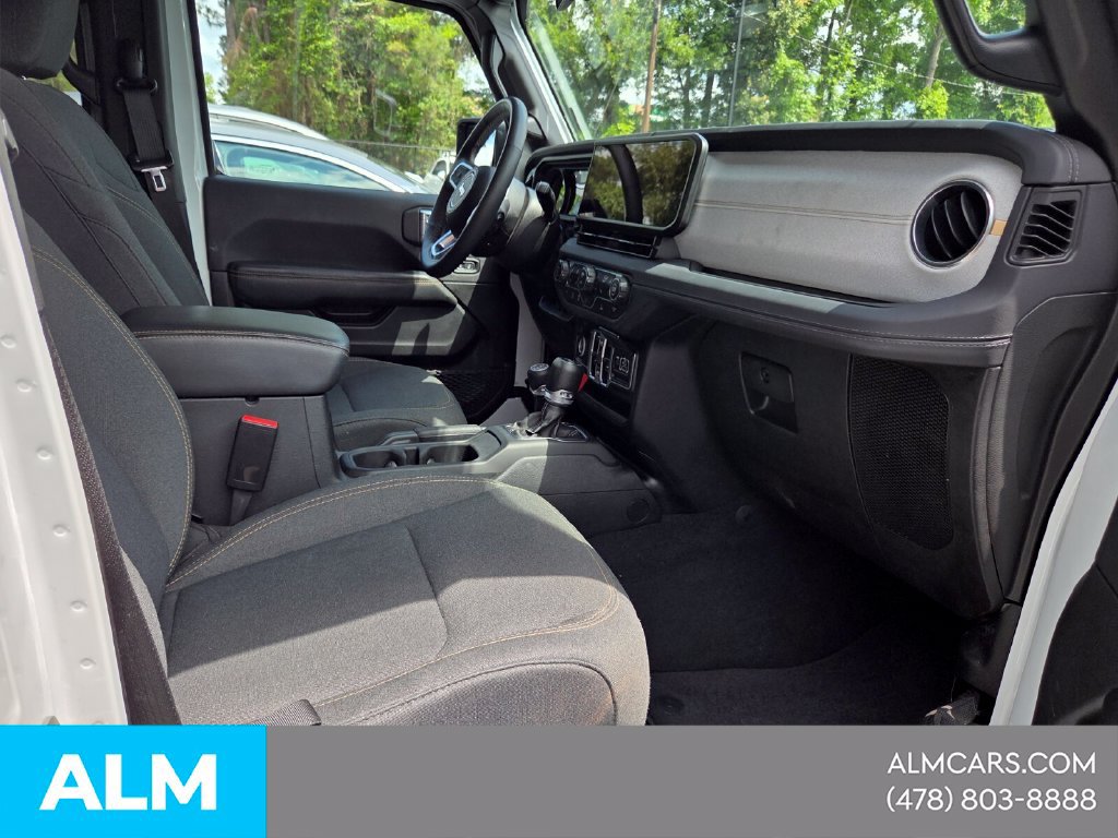 Used 2025 Jeep Wrangler Unlimited Sahara AWD/4WD image 15