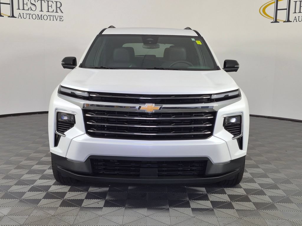 Used 2025 Chevrolet Traverse LT w/ Driver Confidence Package FWD image 3