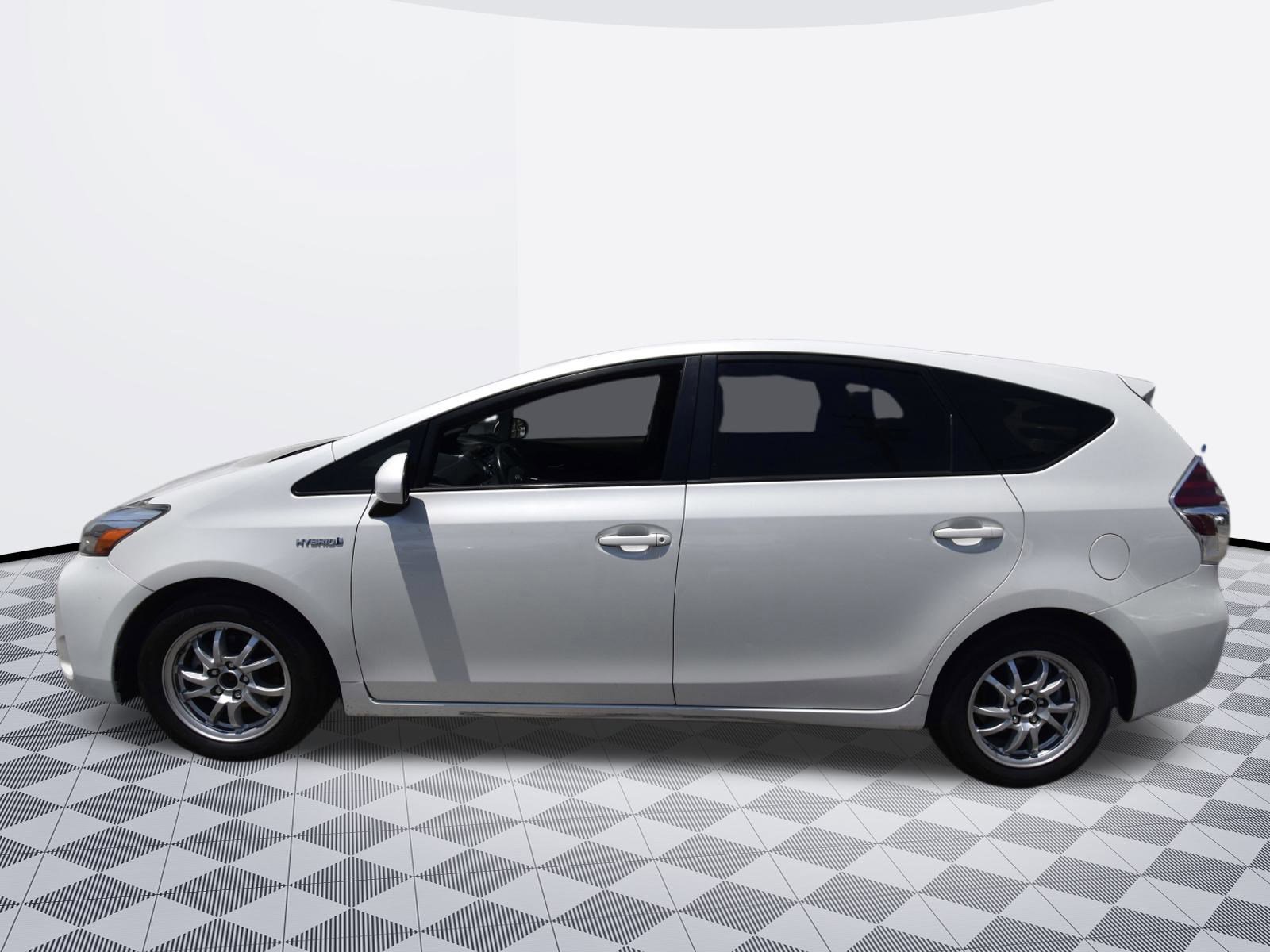 Used 2017 Toyota Prius V Two image 3