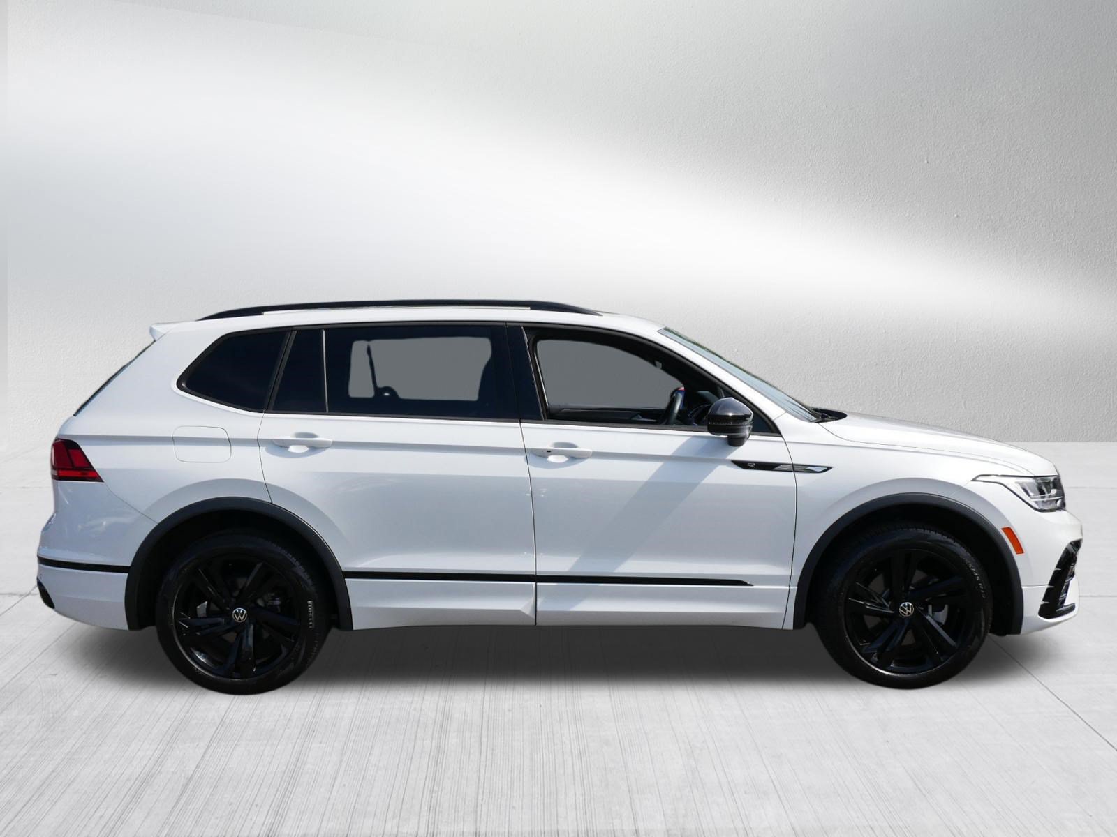 Used 2023 Volkswagen Tiguan SE R-Line AWD/4WD image 8