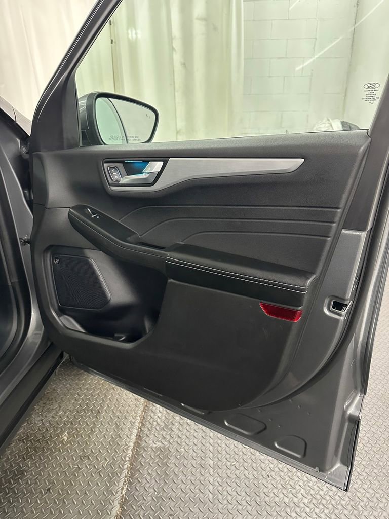 Used 2023 Ford Escape Platinum w/ Premium Technology Package image 34
