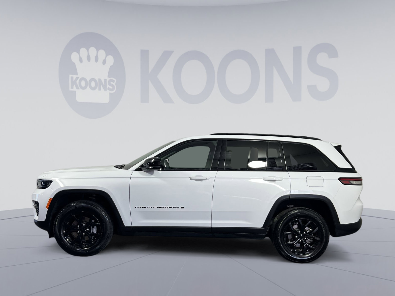 Used 2025 Jeep Grand Cherokee Altitude AWD/4WD image 4
