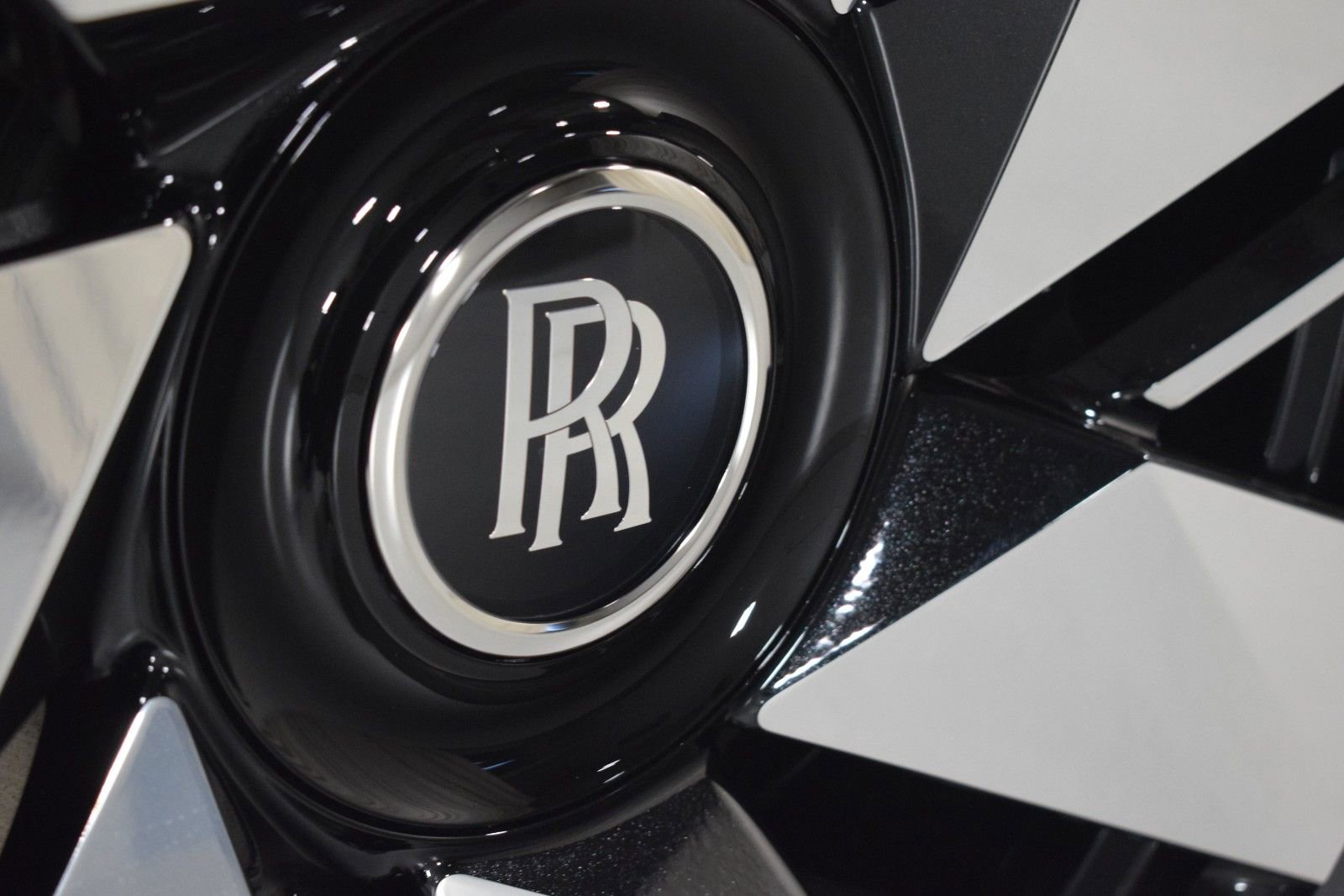 New 2026 Rolls-Royce Cullinan AWD/4WD image 18