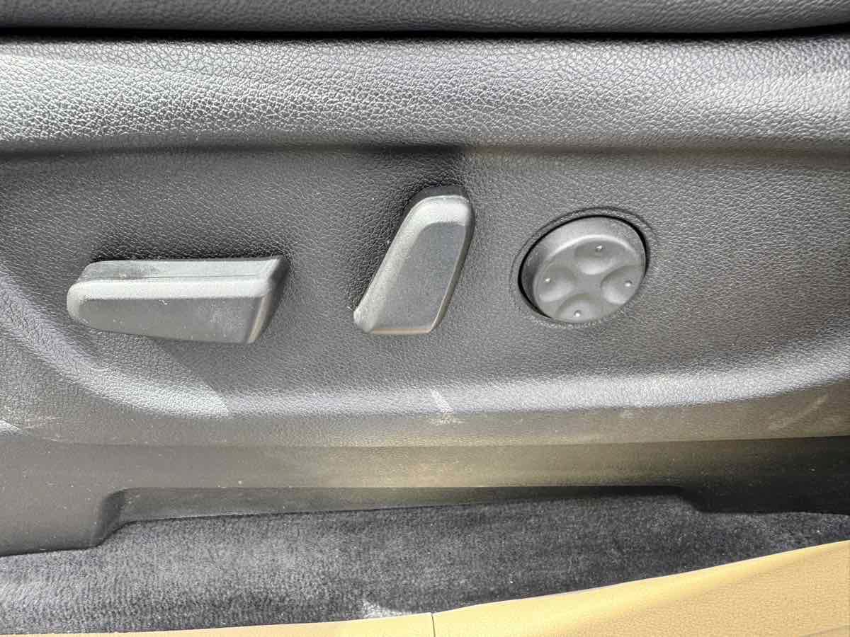 Used 2016 Kia Sedona SX FWD image 40