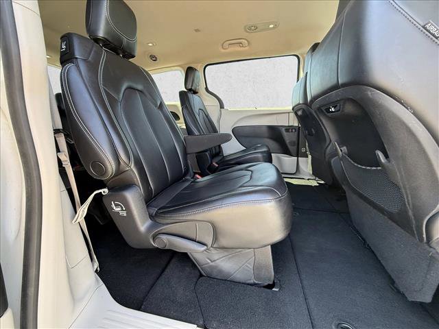 Used 2023 Chrysler Pacifica Touring-L FWD image 23