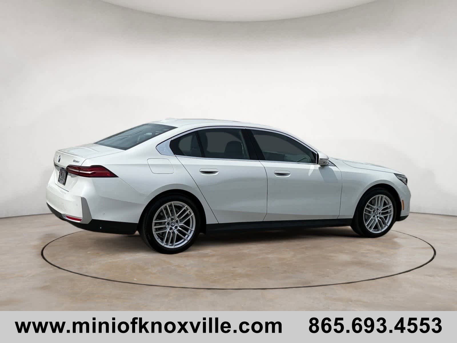 Used 2025 BMW 530i xDrive AWD/4WD image 3