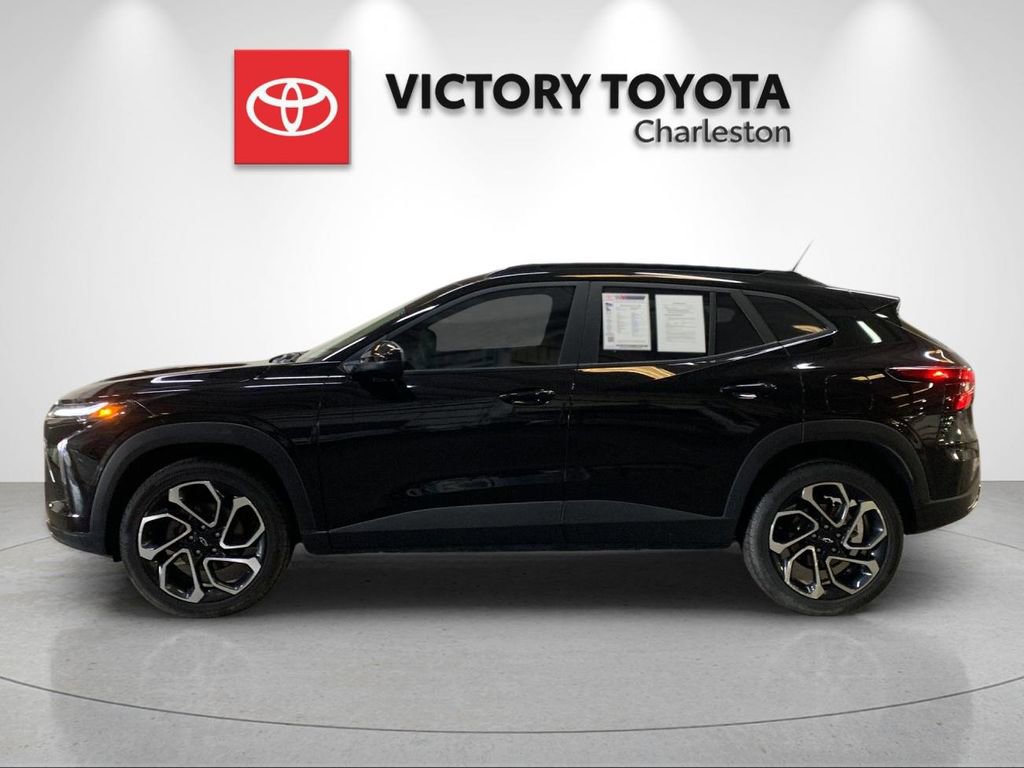 Used 2025 Chevrolet Trax RS w/ Sunroof Package image 2