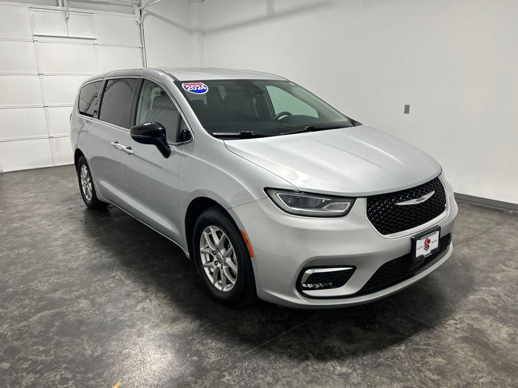 Used 2024 Chrysler Pacifica Touring-L FWD image 5