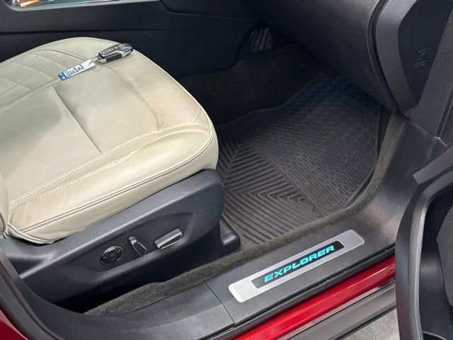 Used 2016 Ford Explorer Platinum image 41