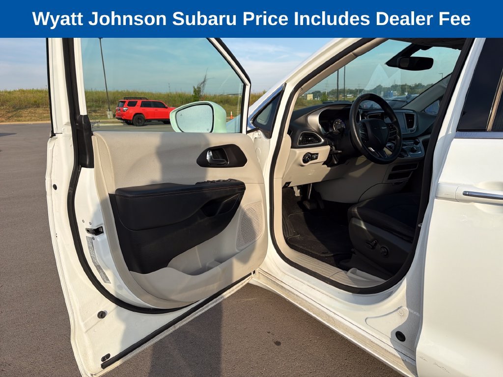 Used 2020 Chrysler Pacifica Touring FWD image 18