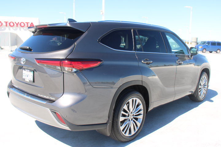 Used 2022 Toyota Highlander Platinum AWD/4WD image 3