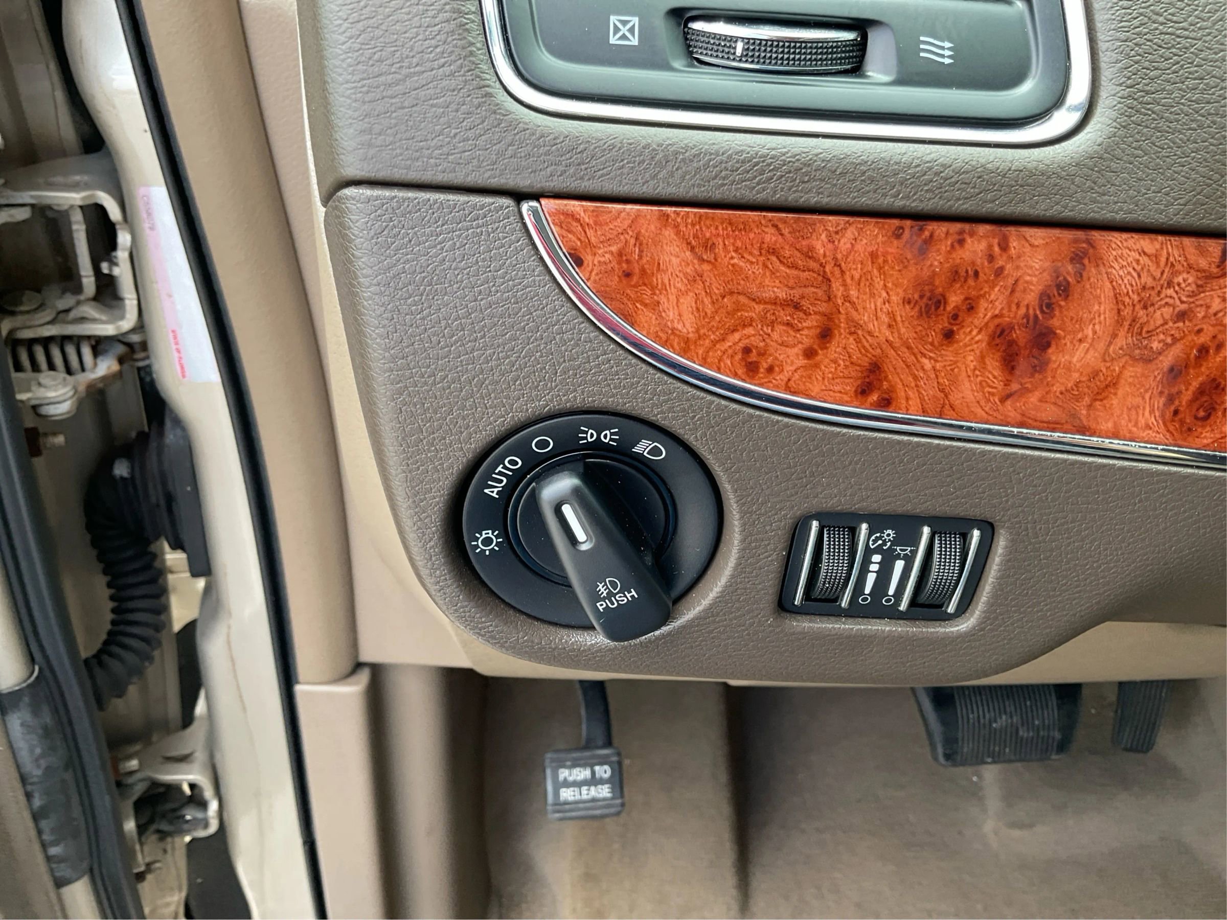 Used 2014 Chrysler Town & Country Limited w/ Luxury Group FWD image 17