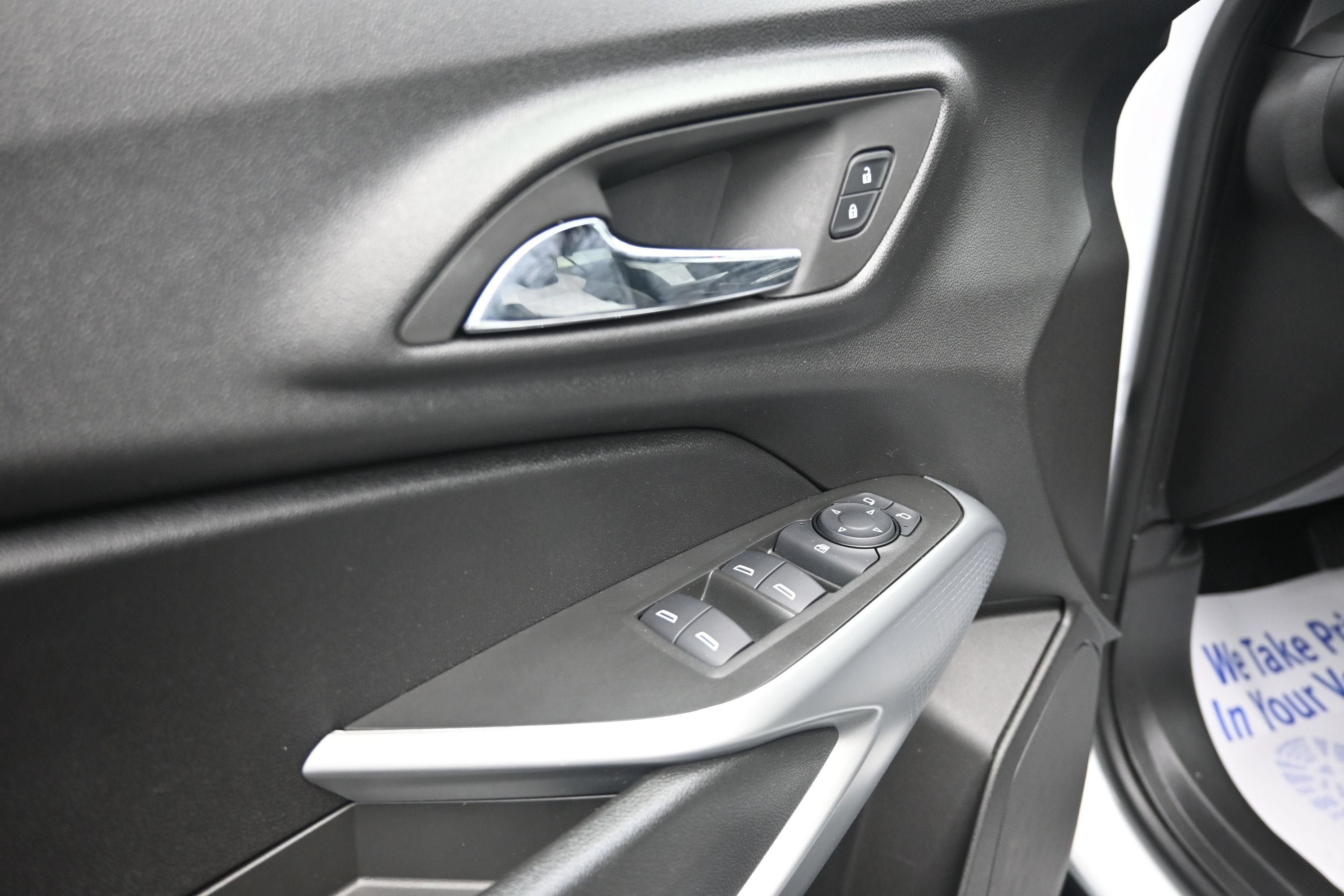 Used 2025 Chevrolet Trax RS w/ Sunroof Package FWD image 24