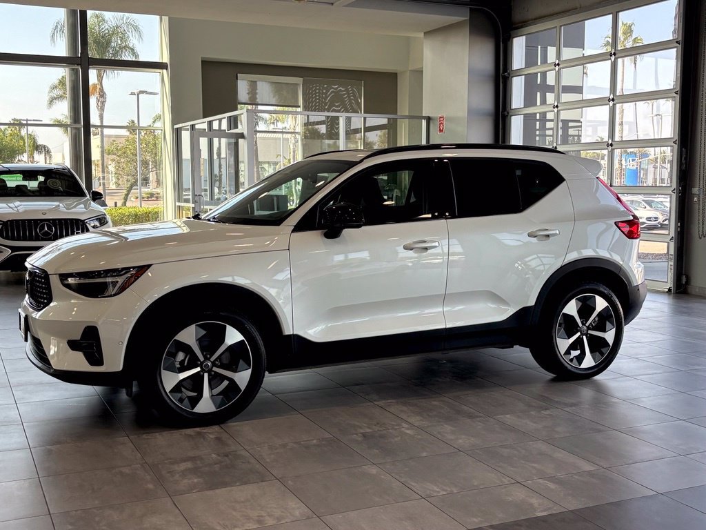 Used 2025 Volvo XC40 B5 Plus AWD/4WD image 15