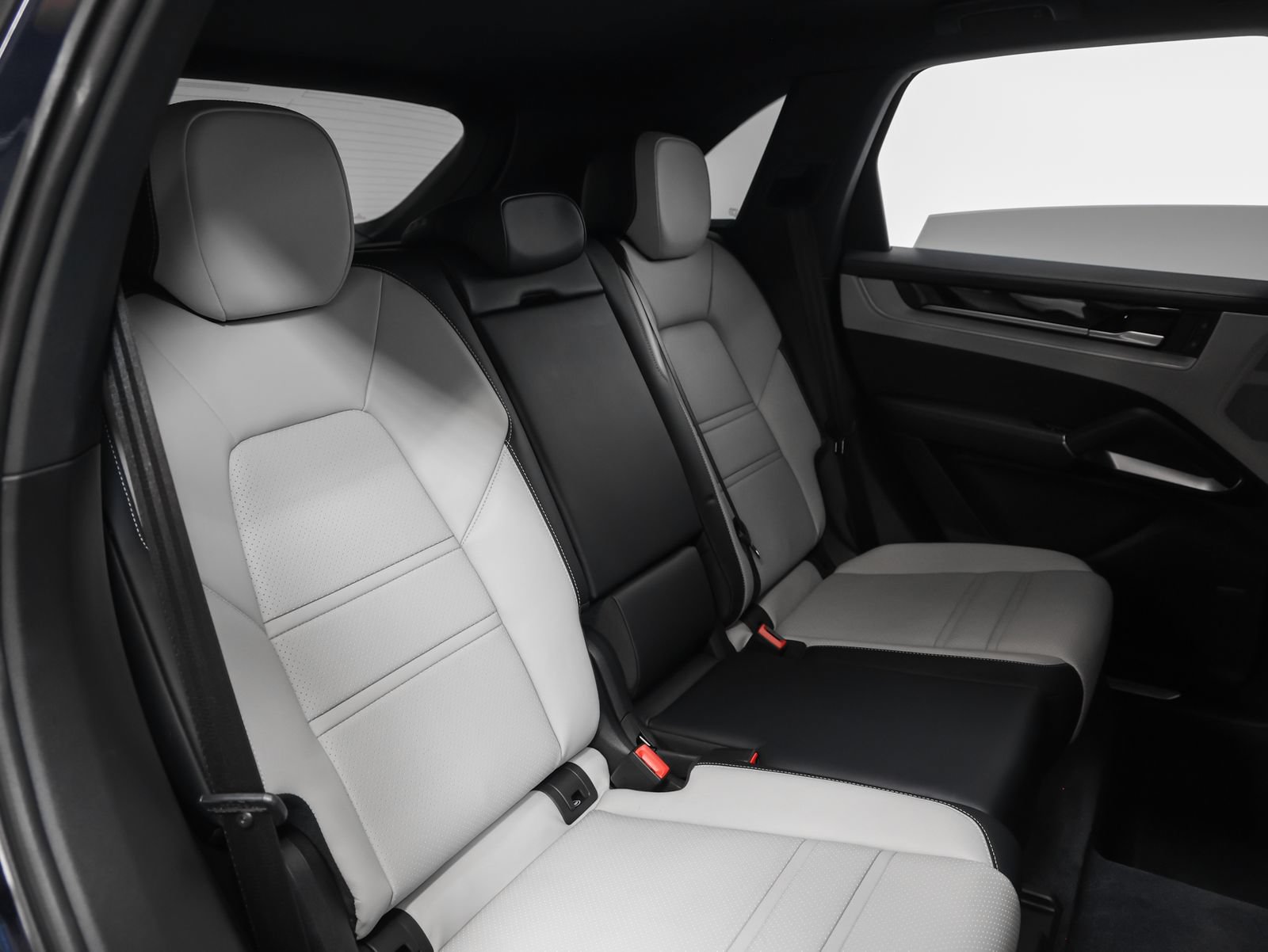 Certified 2024 Porsche Cayenne S w/ Premium Package Plus AWD/4WD image 27
