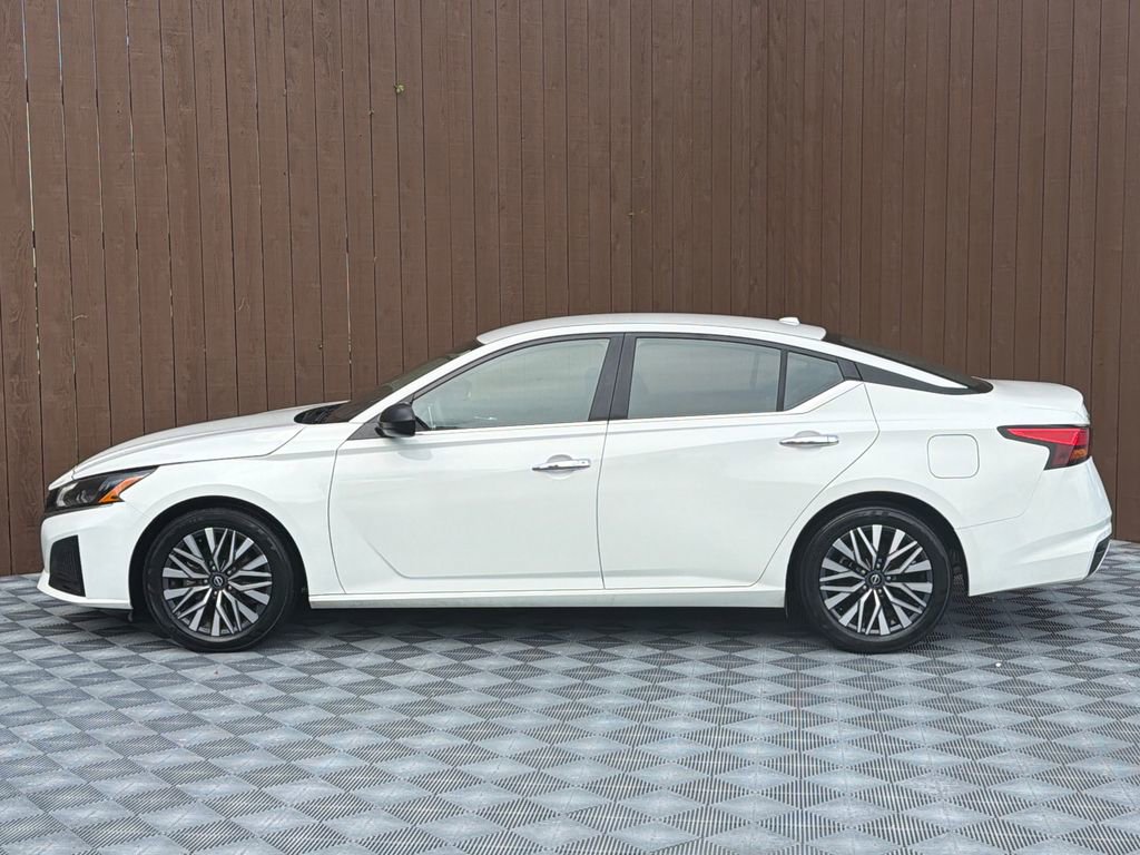 Used 2025 Nissan Altima 2.5 SV FWD image 13
