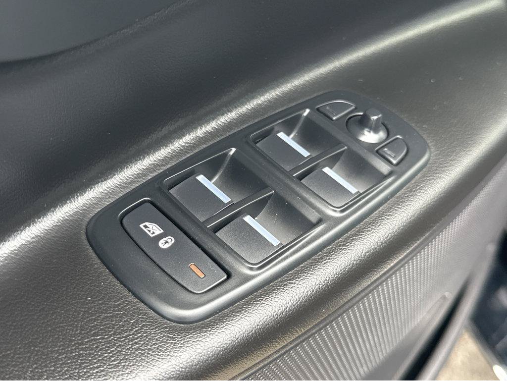 Used 2017 Jaguar XE RWD image 33