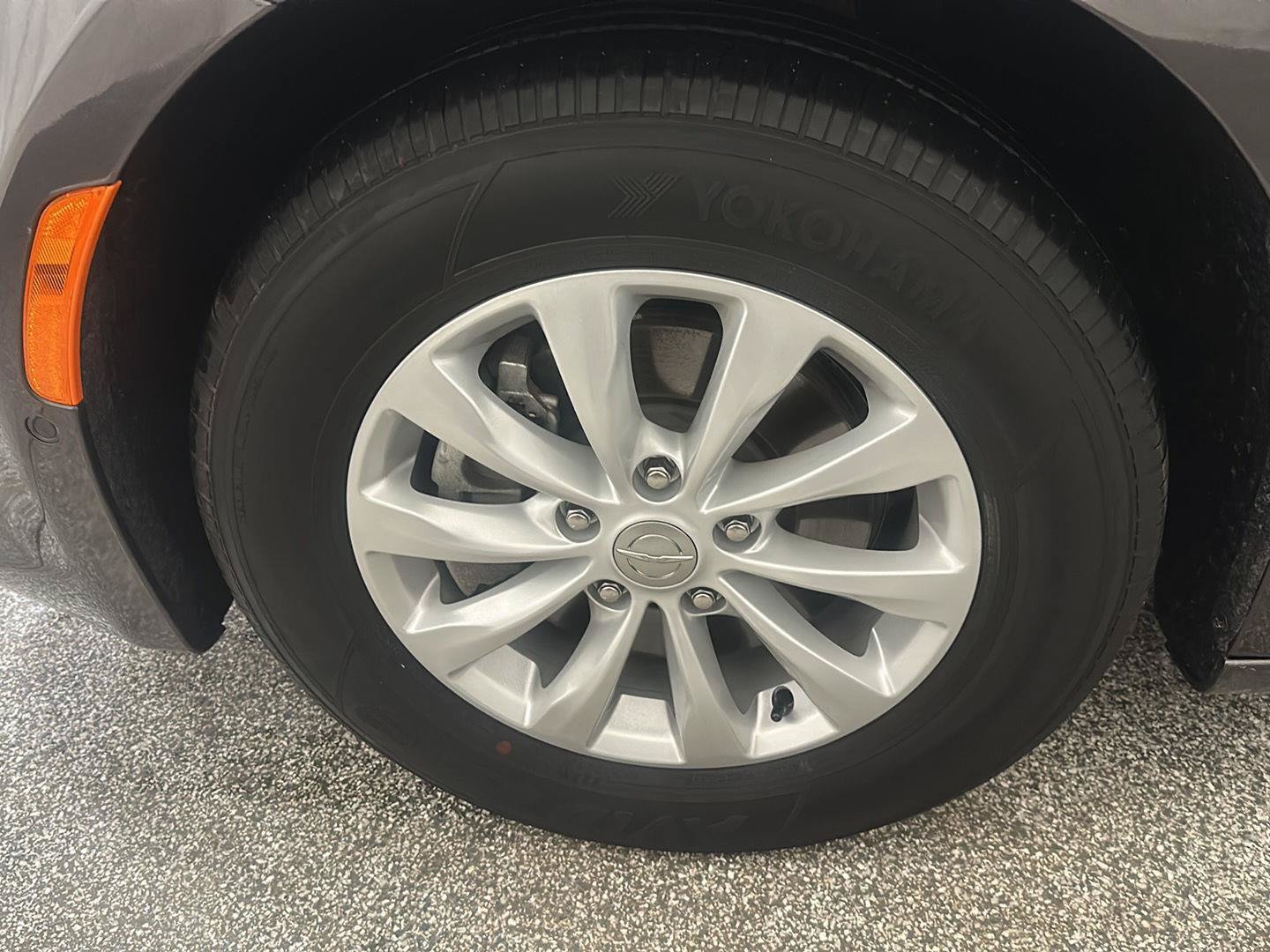 Used 2019 Chrysler Pacifica Touring Plus w/ Advanced Safetytec Group FWD image 12