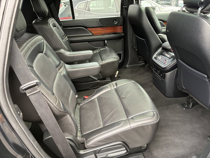 Used 2018 Lincoln Navigator Select image 28