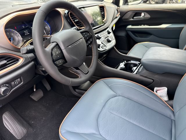 New 2027 Chrysler Pacifica Pinnacle w/ Theater Group FWD image 21