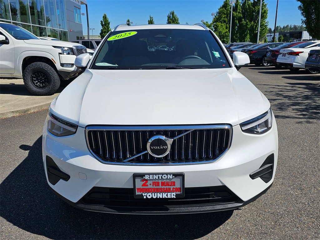 Used 2025 Volvo XC40 B5 Core image 2